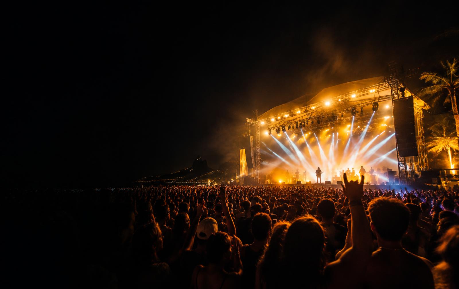 Público diante do palco em uma noite de música