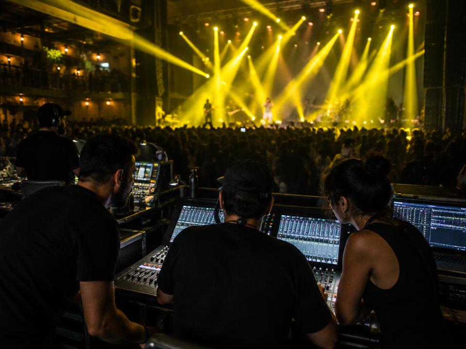 Equipe de produção diante do palco de um show