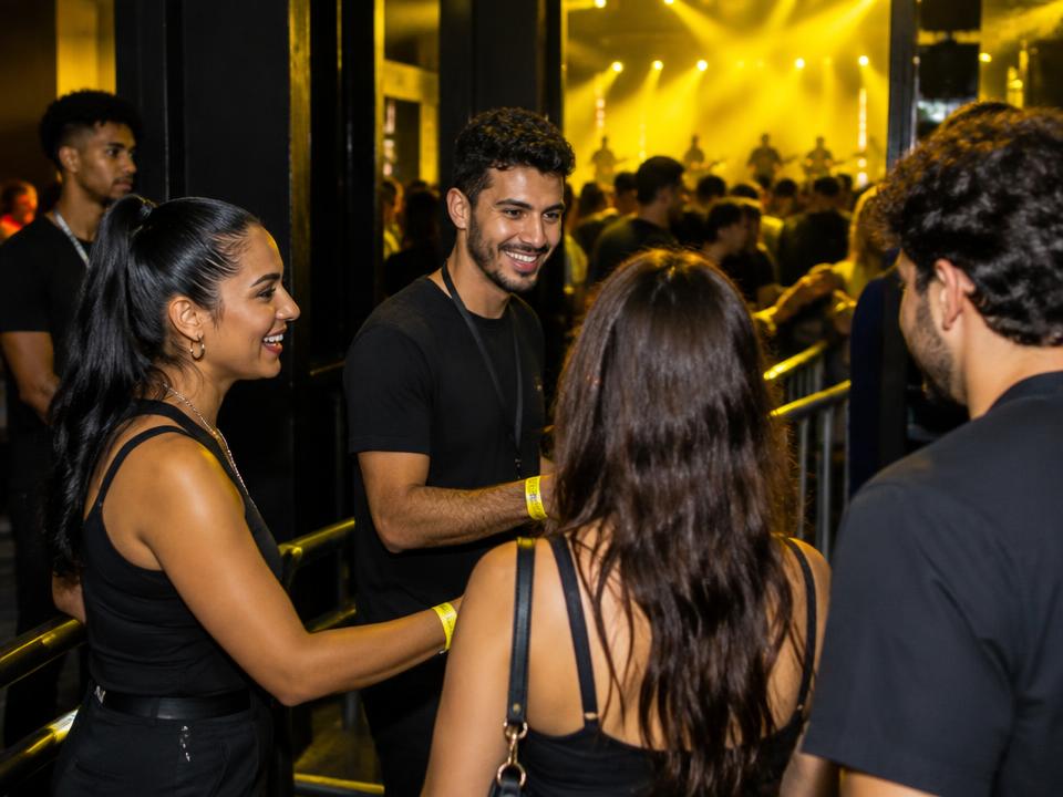 Equipe recebendo pessoas na entrada de um evento